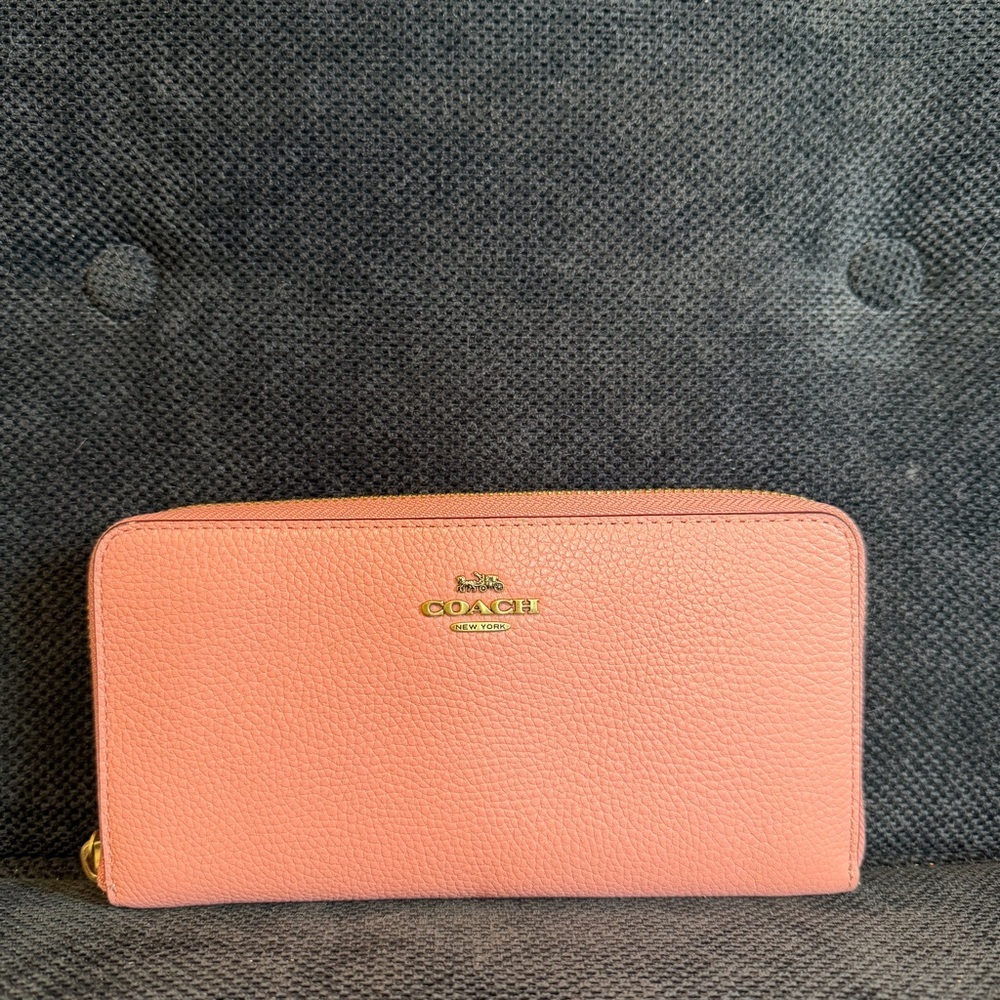 **RARE** Coach Accordion Wallet in Blush w/Pebbled Leather.